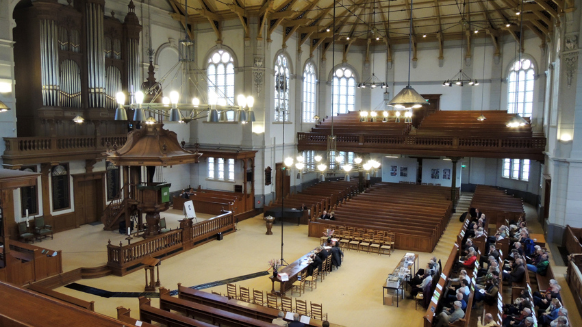 Overzicht in de Grote Kerk tijdens het concours.