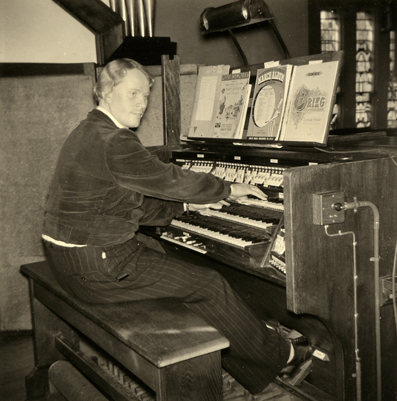 Piet van Egmond tijdens opnamen van een populaire orgelbespeling op het orgel van de Jeruzalemkerk in Amsterdam. Foto uit ca. 1952.
